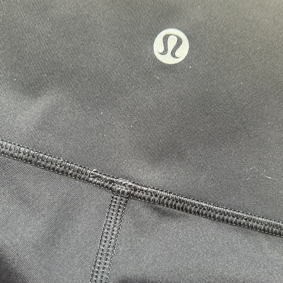 LULULEMON size 6 women’s black leggings with textured pattern - Picture 7 of 9